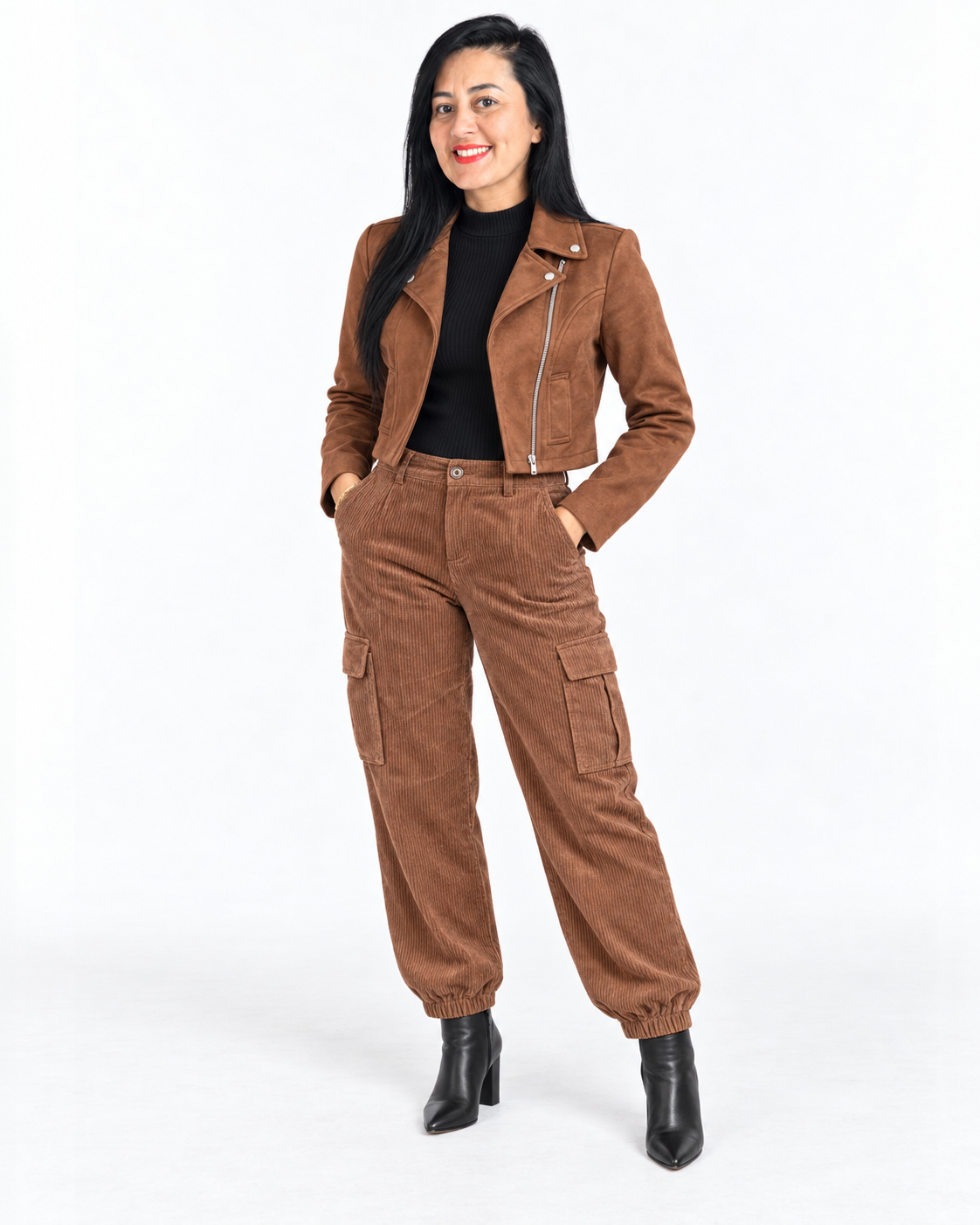 Look KLV com blusa terracota e calça cargo caramelo