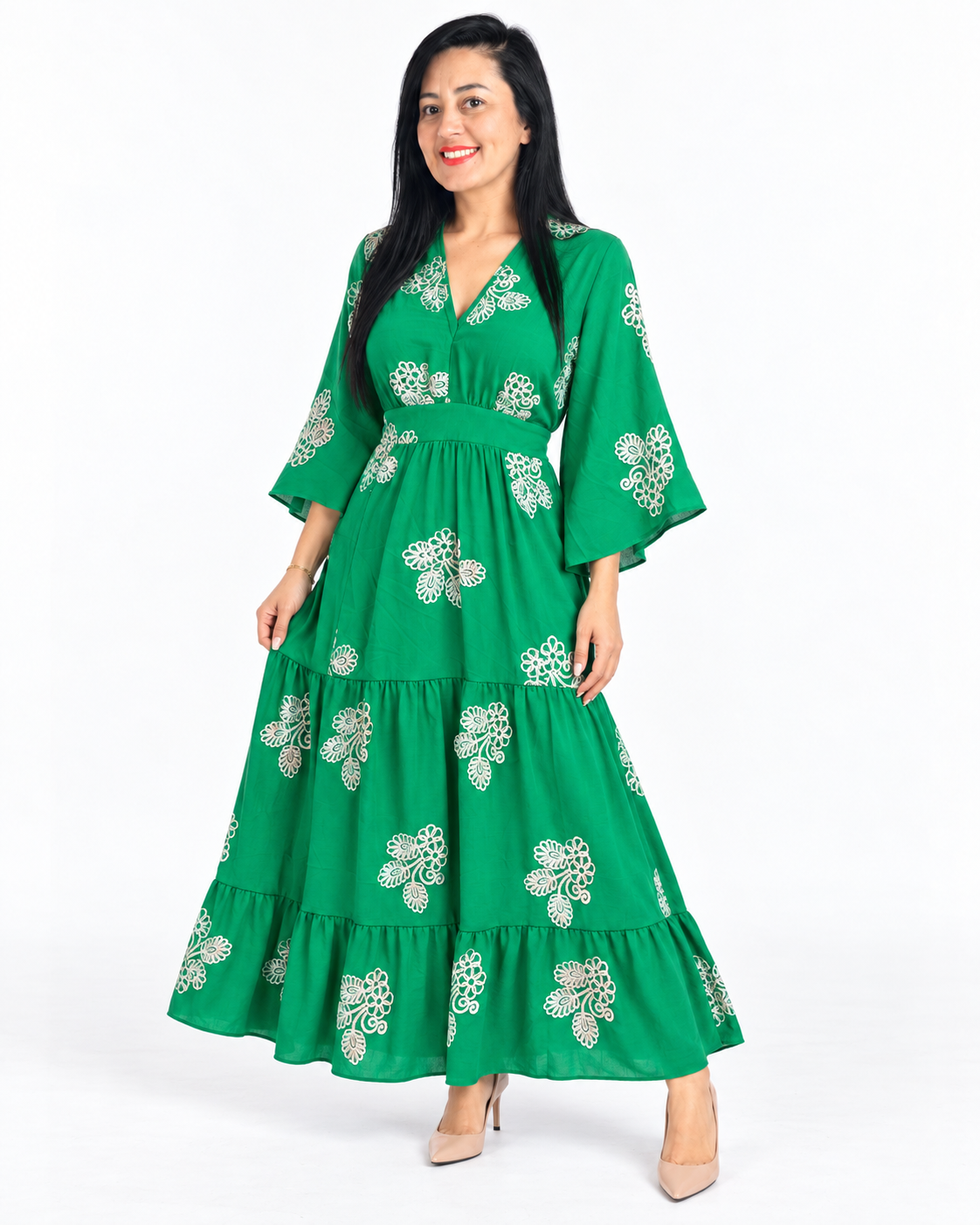 Look KLV com vestido verde bordado